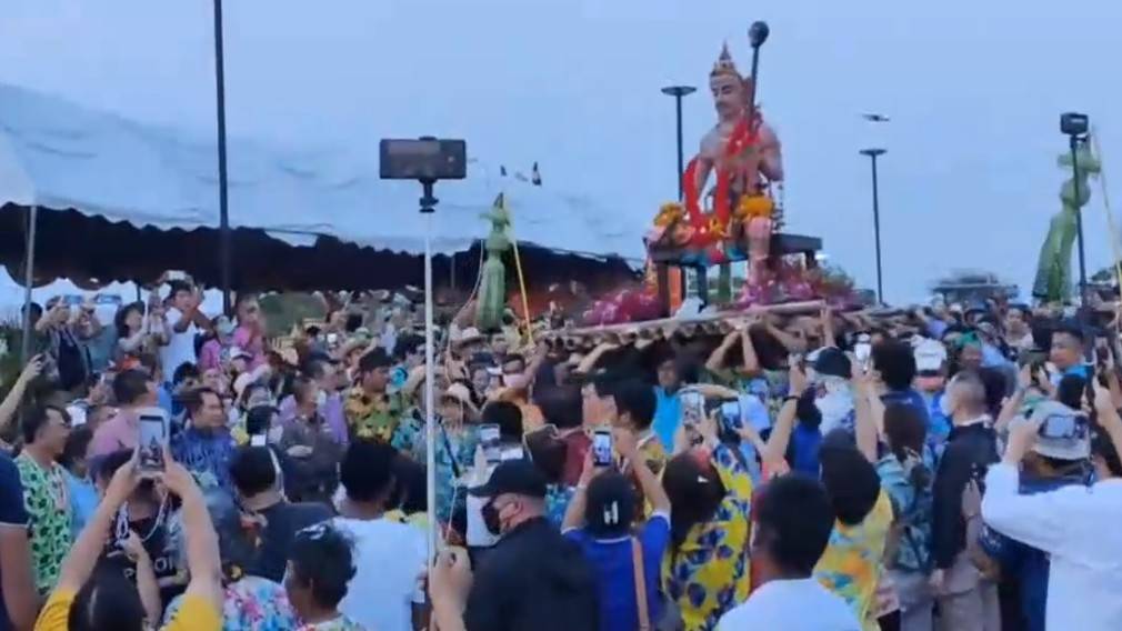 วันไหลสงกรานต์บางพระแห่ "องค์พญายม"บางพระลอยทะเลหนึ่งเดียวในโลก
