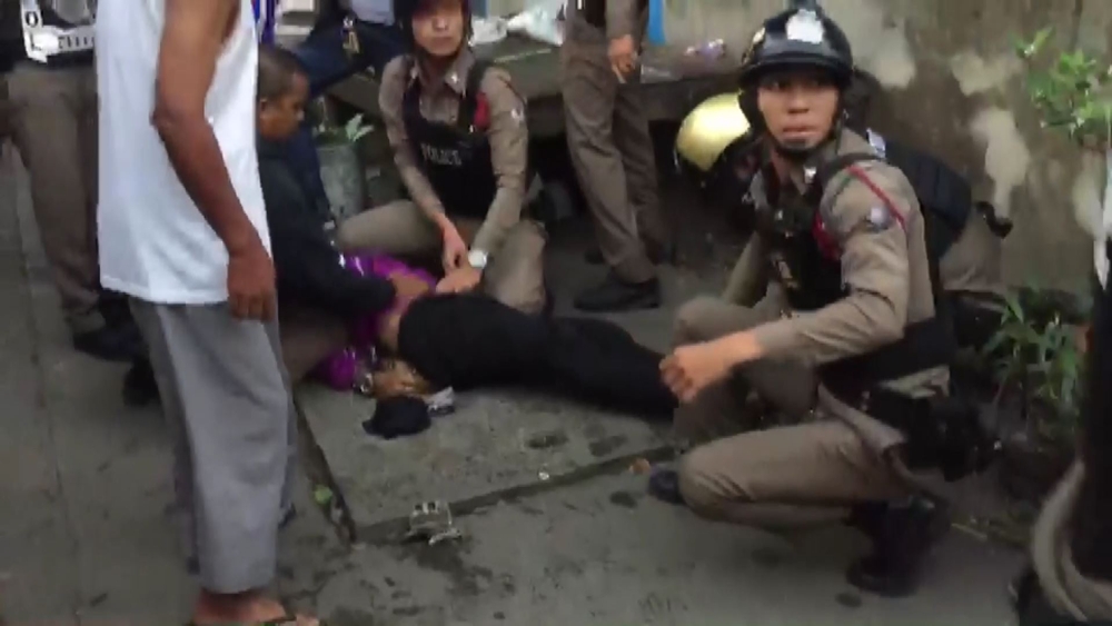 ตร.ดวลเดือดตีนแมวจับเด็กเป็นตัวประกันก่อนถูกสอยร่วงชาวบ้านรุมประชาทัณฑ์หามส่งรพ.ก่อนเสียชีวิต