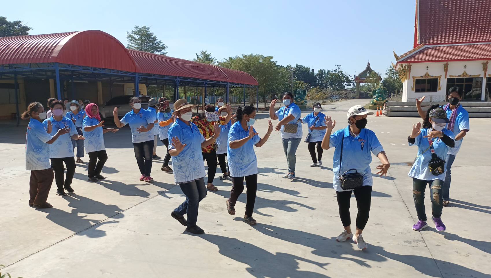 ชาวบ้านกว่า 40 คน รำแก้บน "หลวงปู่เผื่อน" ขอให้ผู้นำท้องถิ่นได้อีกสมัย 