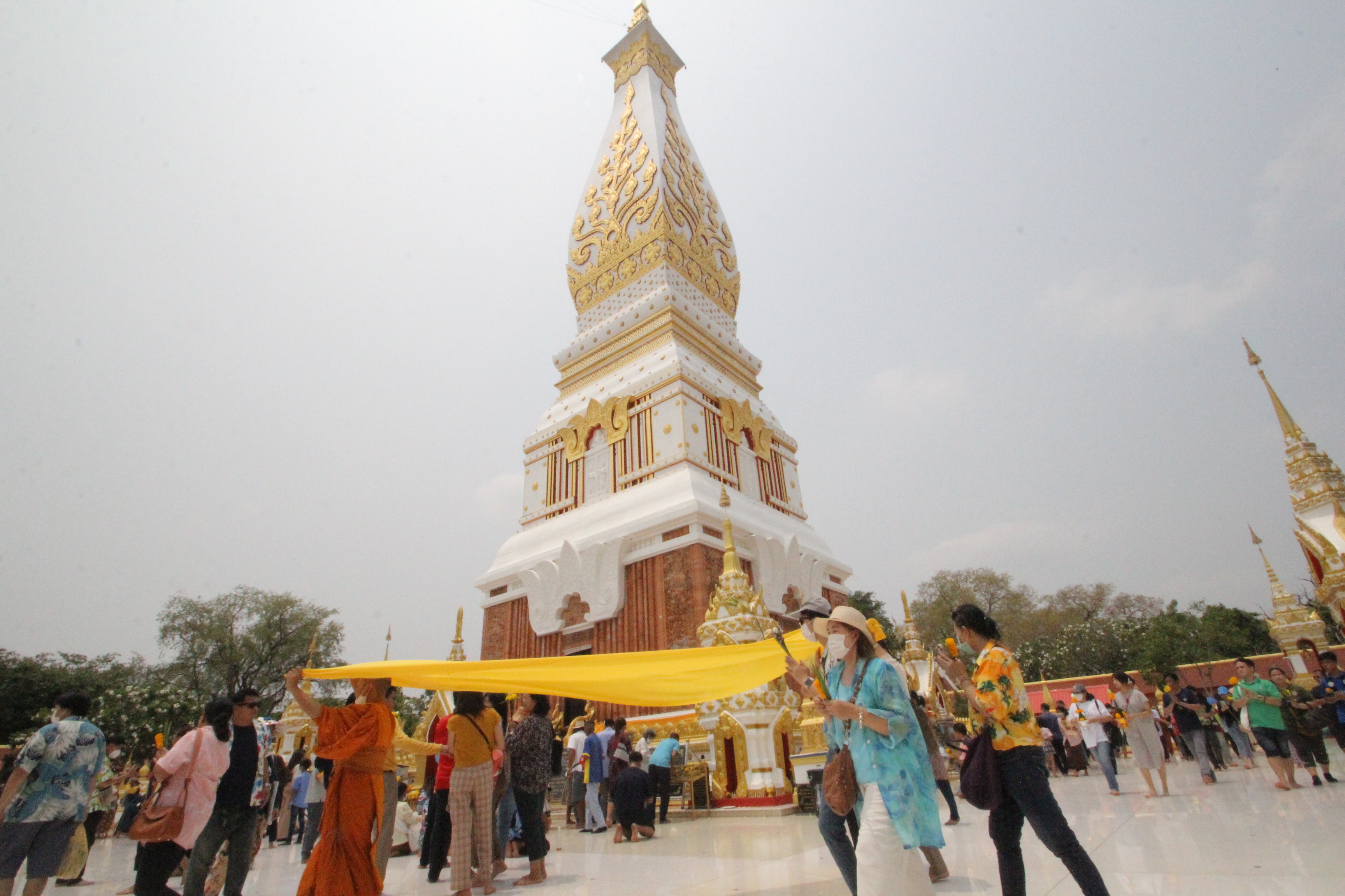 ไทยลาวแห่ไหว้ พระธาตุพนม ขอพรอุรังคธาตุ รำลึกอาสาฬหบูชา       