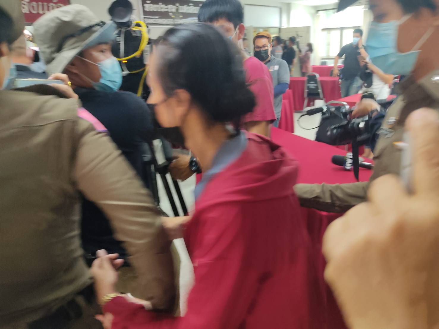 ตำรวจควบคุมลุงพลผู้ต้องหาคดีน้องชมพู่รับทราบข้อกล่าวหาสอบสวนเพิ่มเติมหลังศาลออกหมายจับและเข้ามอบตัว 