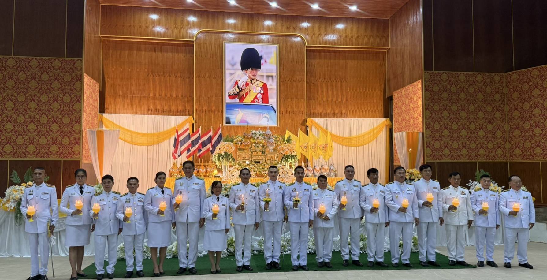 ผกก.สภ.พบพระ  นำ ขรก.ตำรวจในสังกัด  ร่วมพิธีถวายเครื่องราชสักการะและวางพานพุ่ม และพิธีจุดเทียนชัยถวายพระพรชัยมงคล เฉลิมพระเกียรติ