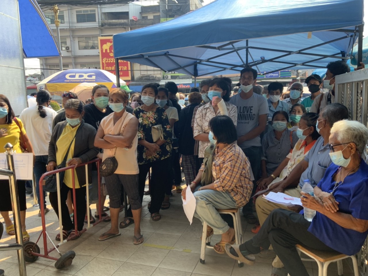 ชาวตราดแห่ยืนยันสิทธิ “เราชนะ” คนที่ไม่มีสมาร์ทโฟนวันแรกคึกคักประชาชนแห่แน่นหน้าธนาคารกรุงไทยทุกสาขา