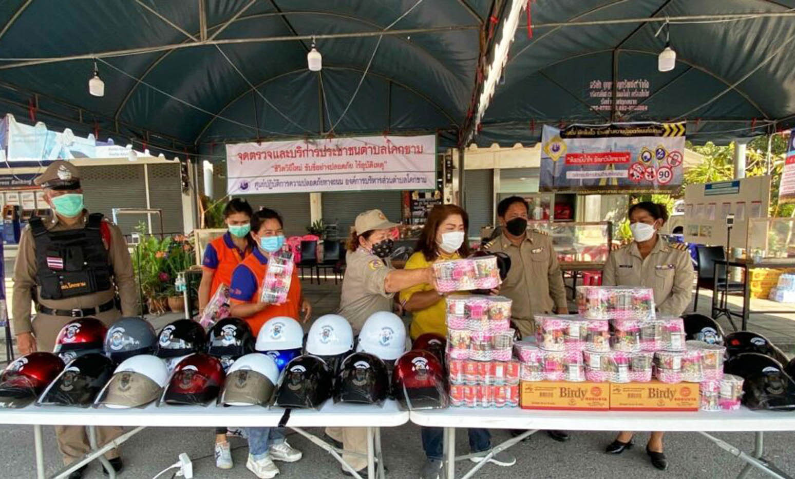 “สส.สมุทรสาคร พรรคเศรษฐกิจไทย” ลงตรวจเยี่ยมหน่วยบริการปชช.-แจกหมวกกันน็อก ช่วงสงกรานต์