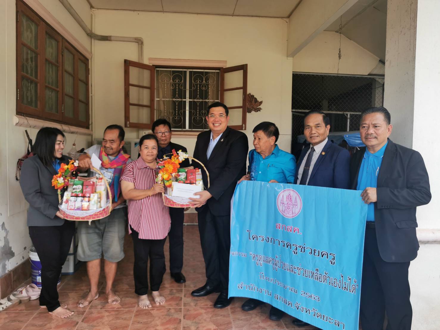 รองเลขาธิการ​ สกสค.เยี่ยมครูผู้ประสบเหตุจากผู้ก่อการร้ายจังหวัดชายแดนใต้