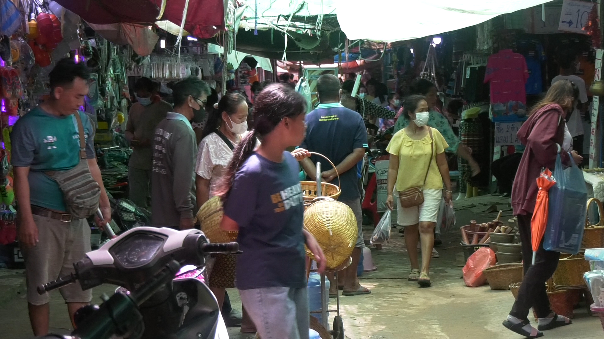 สุรินทร์ หยุดยาววันแม่ 3 วัน ตลาดชายแดนช่องจอมคึกคักไม่แพ้หยุดยาวเข้าพรรษา  จูงมือลูกหลานเที่ยวซื้อของในวันครอบครัว