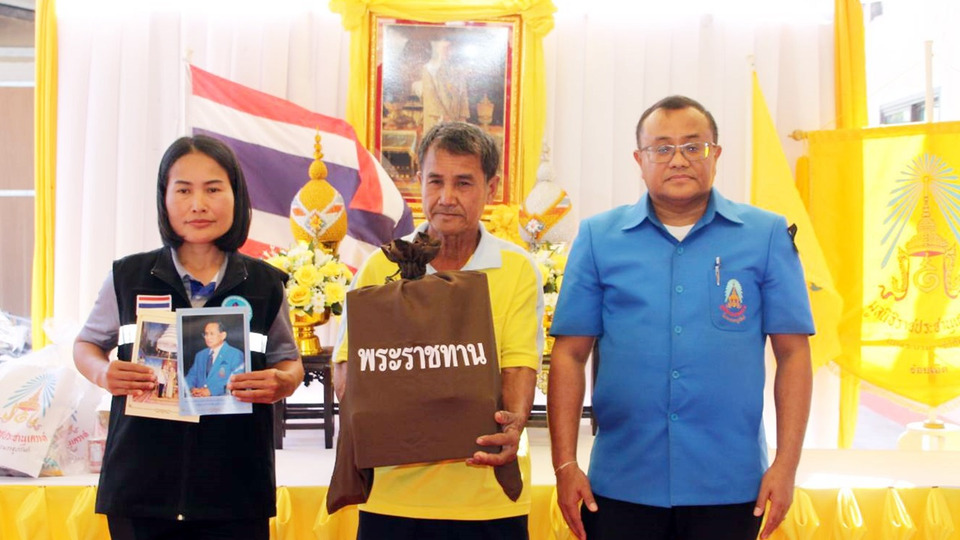 ผู้ว่าฯร้อยเอ็ดเป็นประธานมอบสิ่งของพระราชทาน ช่วยผู้ประสบอัคคีภัยอำเภออาจสามารถ