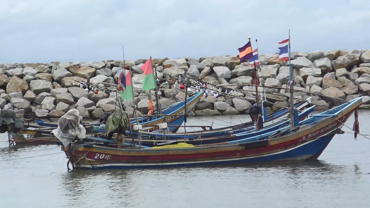 ชาวประมงบ้านบ่ออิฐปรับสภาพเรือตามฤดูกาลเป็นเรือไดรหมึกหวังลดค่าใช้จ่ายเพื่อความอยู่รอด