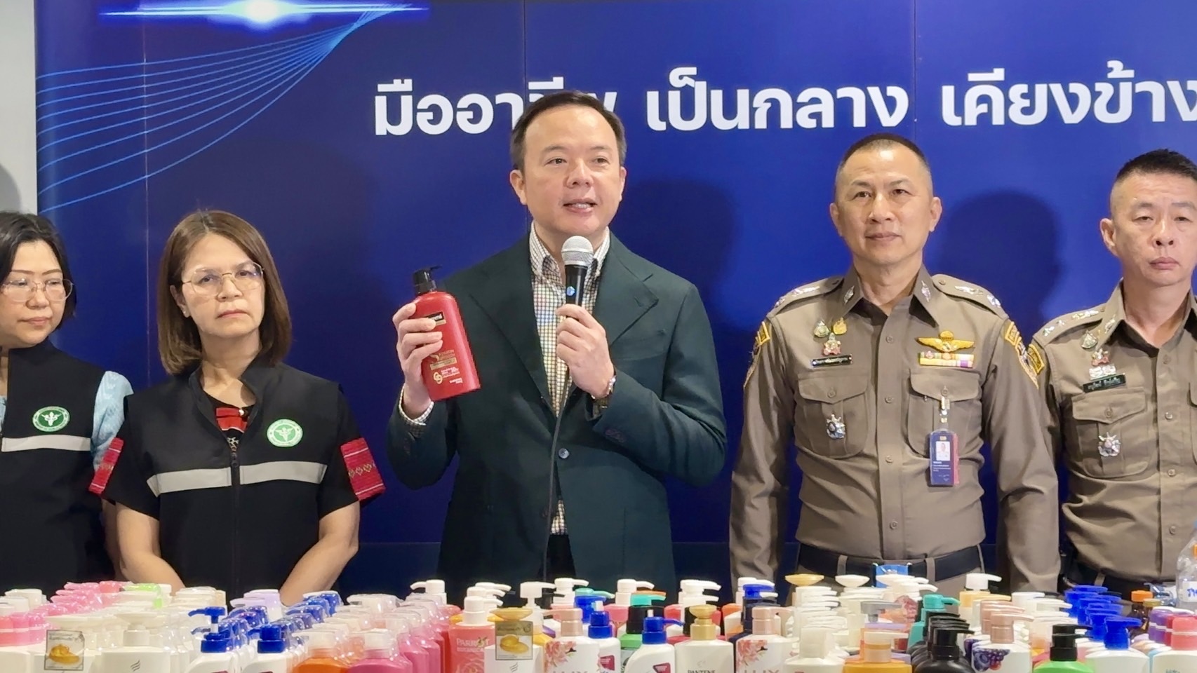 ทลายแหล่งผลิตแชมพูปลอมสารพัดยี่ห้อกรอกขวดรีไซเคิลขายตลาดนัดทั่วกรุงเทพและปริมณฑล