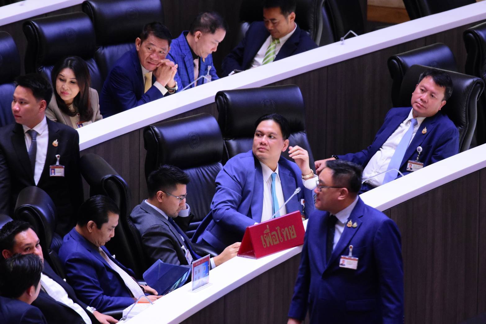 "ธรรมนัส" ขนก๊วน "สส.พปชร." นั่งโซน "เพื่อไทย" ส่งหัวใจโชว์สื่อ ชักภาพ