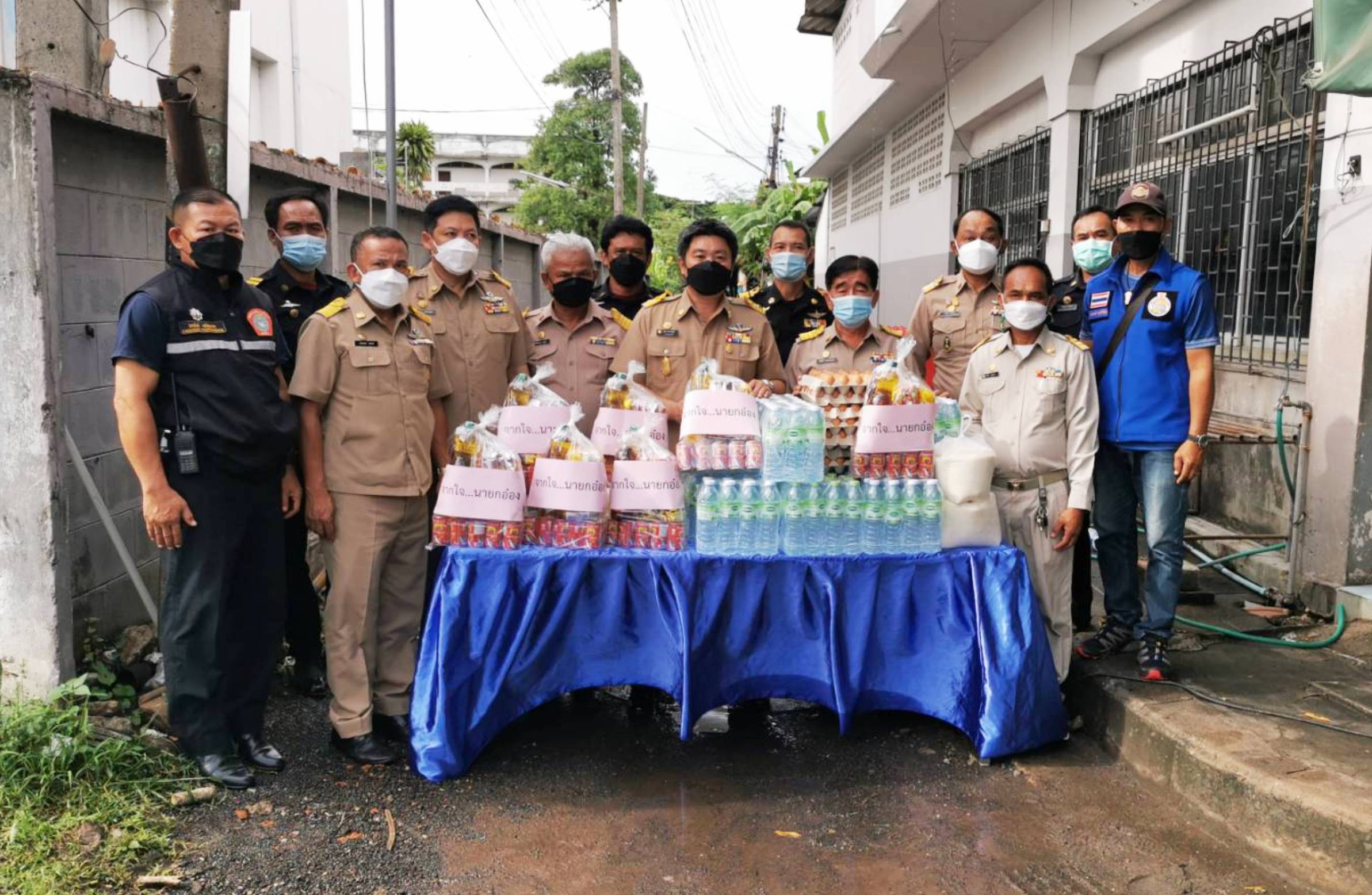 นายกเล็กฯ เมืองบุรีรัมย์ มอบถุงยังชีพช่วยปชช.   ปิดซอยห้ามเข้า-ออก 14 วัน 'คลัสเตอร์แม่ค้าปลาทูนึ่ง'
