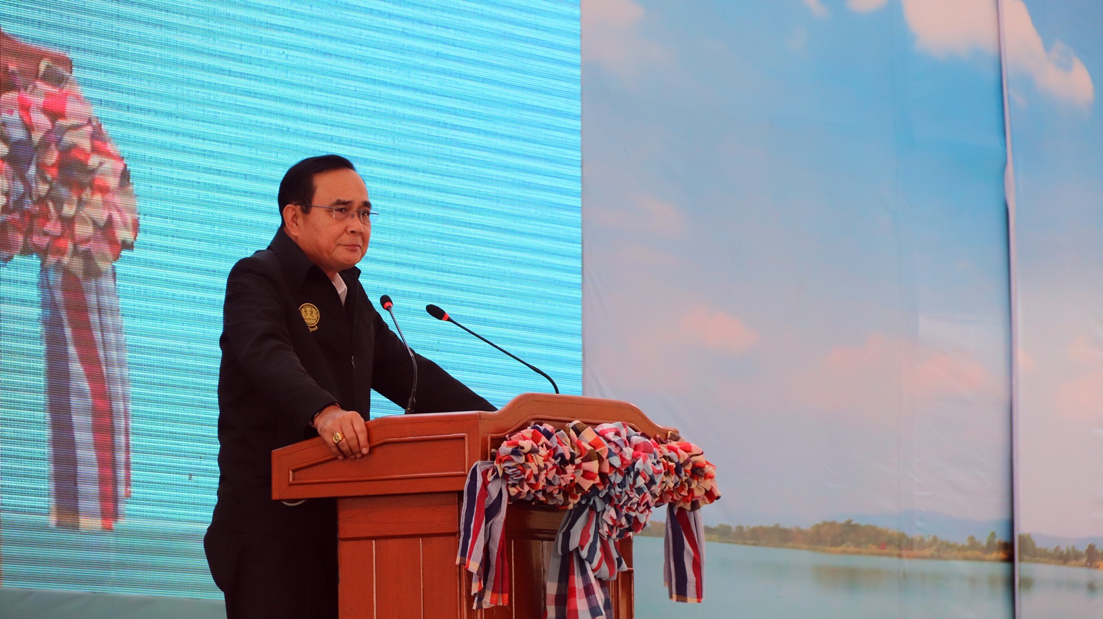 "ลุงตู่"เยือนพะเยาเขย่าอังกะลุงโชว์แม่ยก  ชาวแม่ใจยื่น9โครงการ"บริหารจัดการน้ำ-พัฒนาแหล่งท่องเที่ยว"