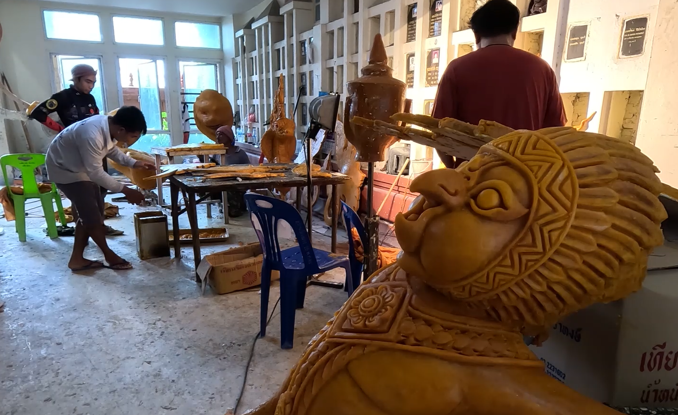 บุรีรัมย์ใช้ศิลปะไทย-ขอมร่วมสมัยแกะสลักต้นเทียนพรรษาตามพุทธประวัติ