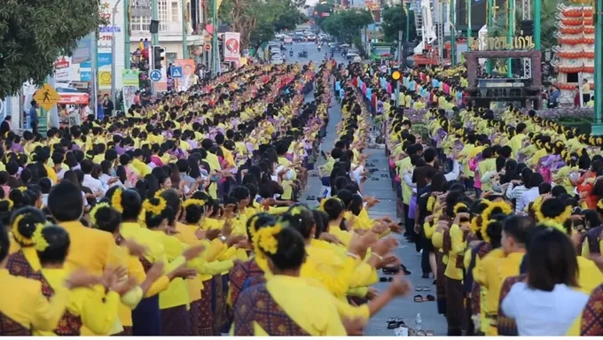 ขอนแก่นซ้อมใหญ่เสมือนจริง รำบวงสรวงครบรอบ 223 ปีก่อตั้งเมืองขอนแก่น ด้วยนางรำและนายรำ 25,000 คน 
