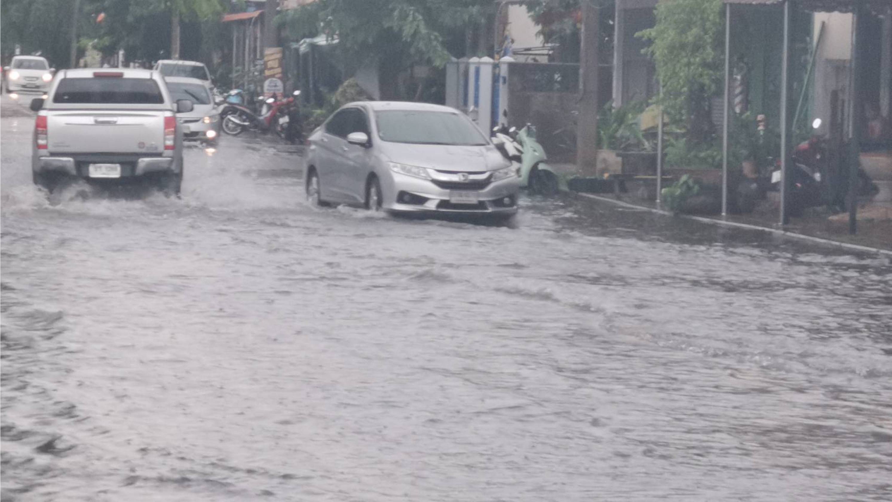พายุฝนถล่มบุรีรัมย์ เทศบาลเมืองน้ำท่วมถนน ลมพัดหลังคาบ้านปลิว ต้นไม้หักโค่น ไฟฟ้าดับ