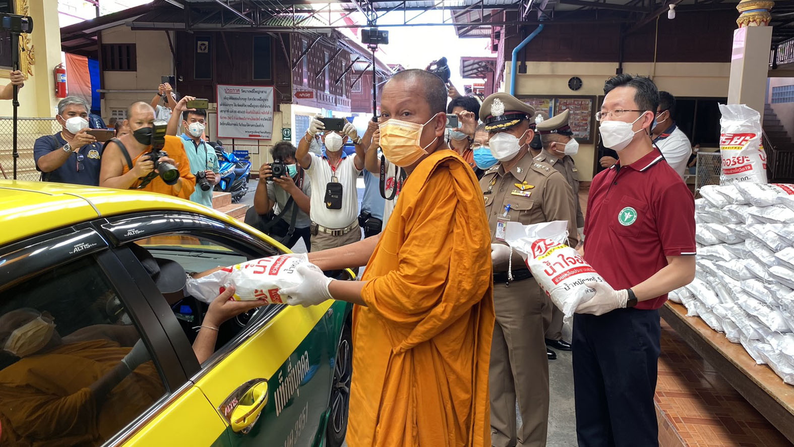 วัดบางพลีใหญ่กลาง แจกข้าวสาร-เงินสดช่วยคนขับแท็กซี่กว่า 500 คัน
