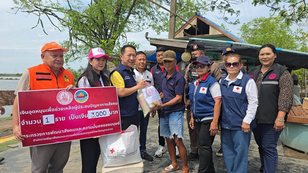 ผู้ว่าฯมหาชัย มอบเงินบรรเทาทุกข์จากเหตุพายุซัดบ้าน-ยุ้งเกลือ พังเสียหาย 10 ราย