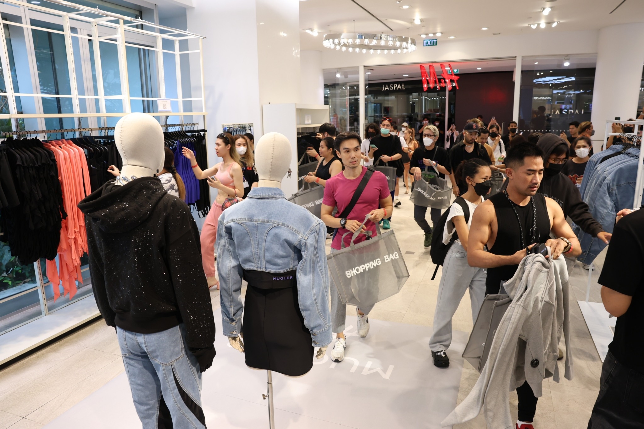 สาวกแบรนด์ MUGLER และ H&M รอเปิดขายวันแรกคอลเลคชั่นพิเศษ H&M x MUGLER ที่ศูนย์การค้า ดิ เอ็มควอเทียร์