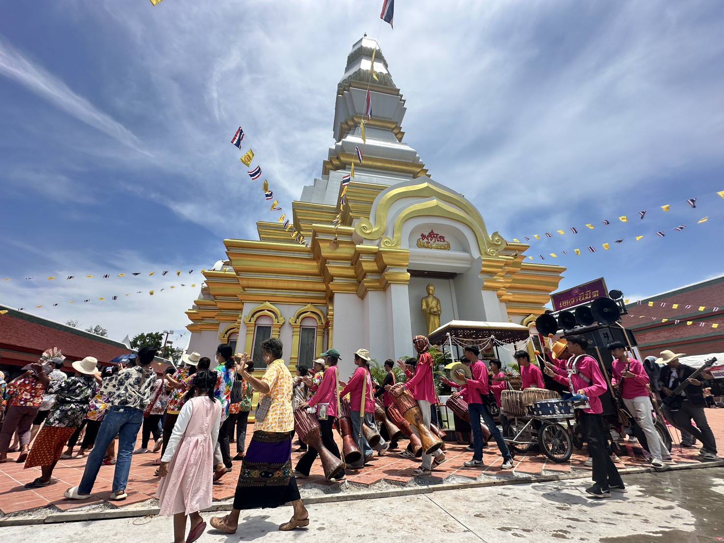 คึกคัก!ชาวกาฬสินธุ์ทำบุญใหญ่แห่ต้นดอกเงินรดน้ำขอพรเสริมมงคลปีใหม่ไทย