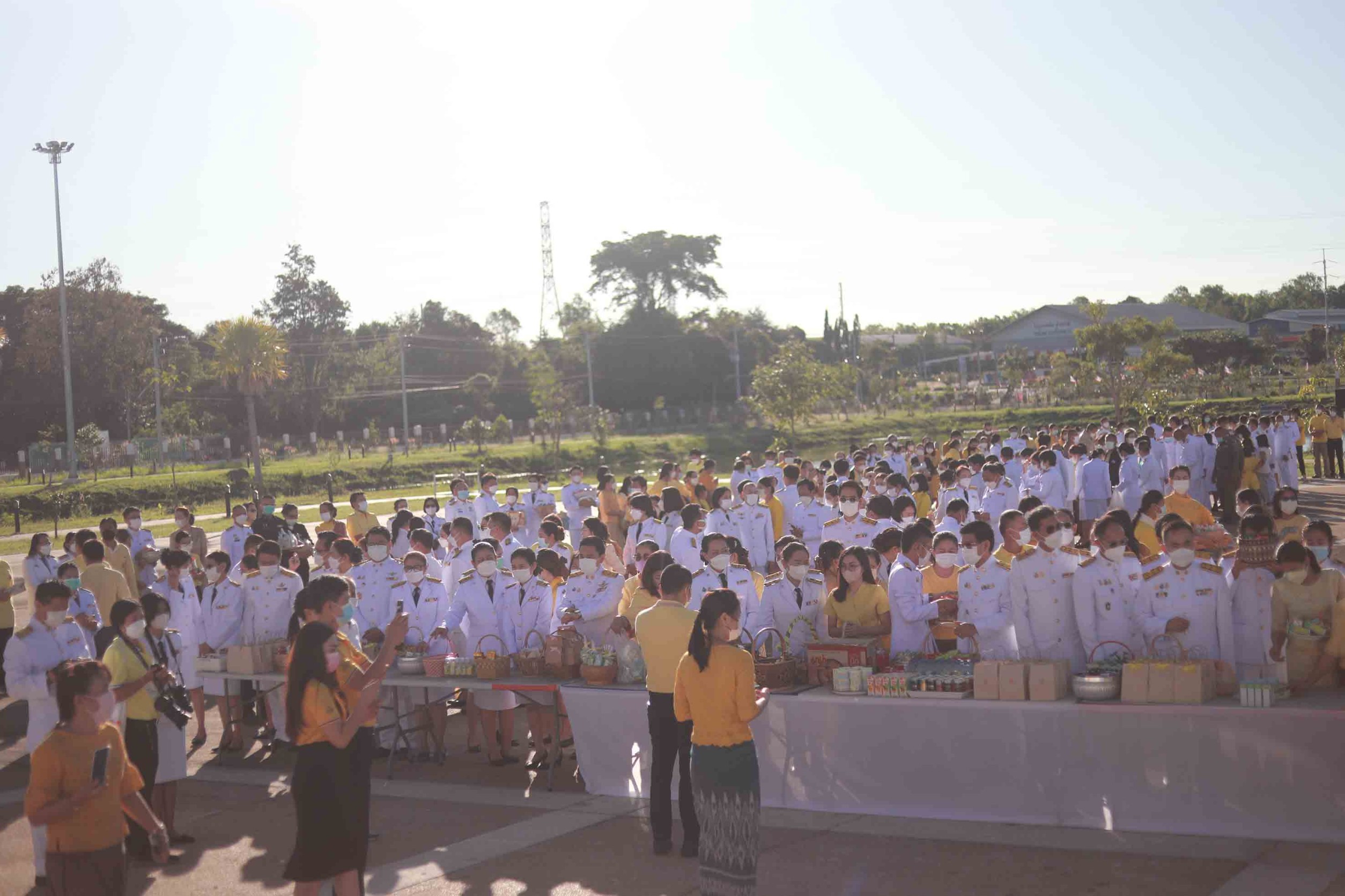 กาฬสินธุ์ทำบุญตักบาตรถวายเป็นพระราชกุศลวันพ่อแห่งชาติ
