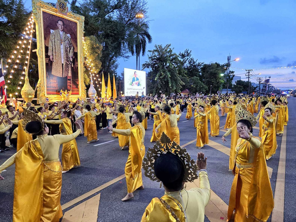 นางรำนับร้อยรำเทียนสุดซึ้ง หน้าวังไกลกังวล รำลึก “ในหลวง ร.9” ครบรอบ 9 ปีวันสวรรคต 