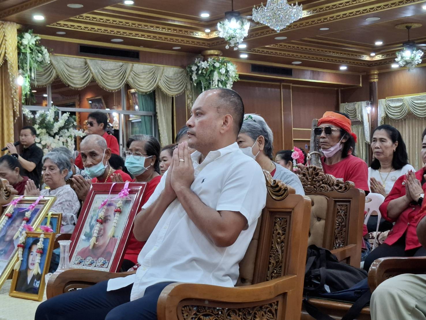 "ณัฐวุฒิ"พร้อมญาติผู้เสียชีวิตจากเหตุการณ์สลายการชุมนุมร่วมกันทำบุญอุทิศส่วนกุศล 'วีรชนปี 53'