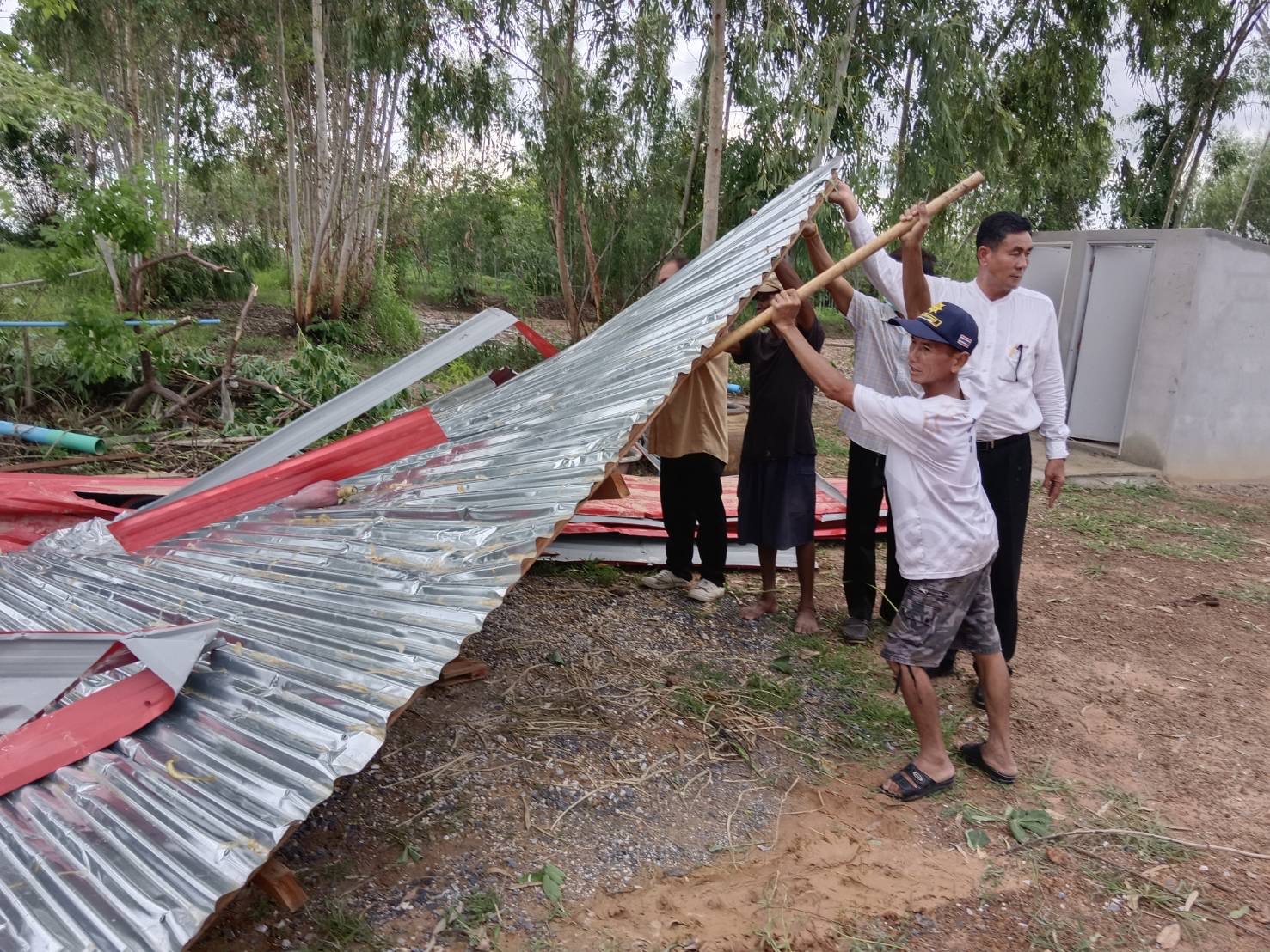ร้อยเอ็ด พายุหมุนพัดกระหน่ำบ้านเรือน กระท่อมนา และคอกเลี้ยงสัตว์ของราษฎรได้รับความเสียหาย