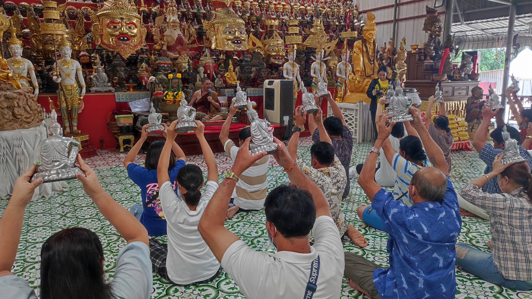 แห่ส่องเลขอ่างน้ำมนต์เจ้าสัวเฮงอาศรมฤาษีเณร ธาตุพุทธคุณ