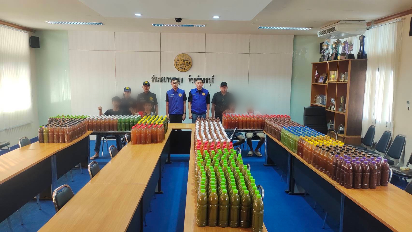 ปกครองบางละมุง ลุยจับน้ำกระท่อม 4คูน 100 แต่กลิ่นหอมชวนดื่ม ยึดของกลางนับ 1,000 ขวด