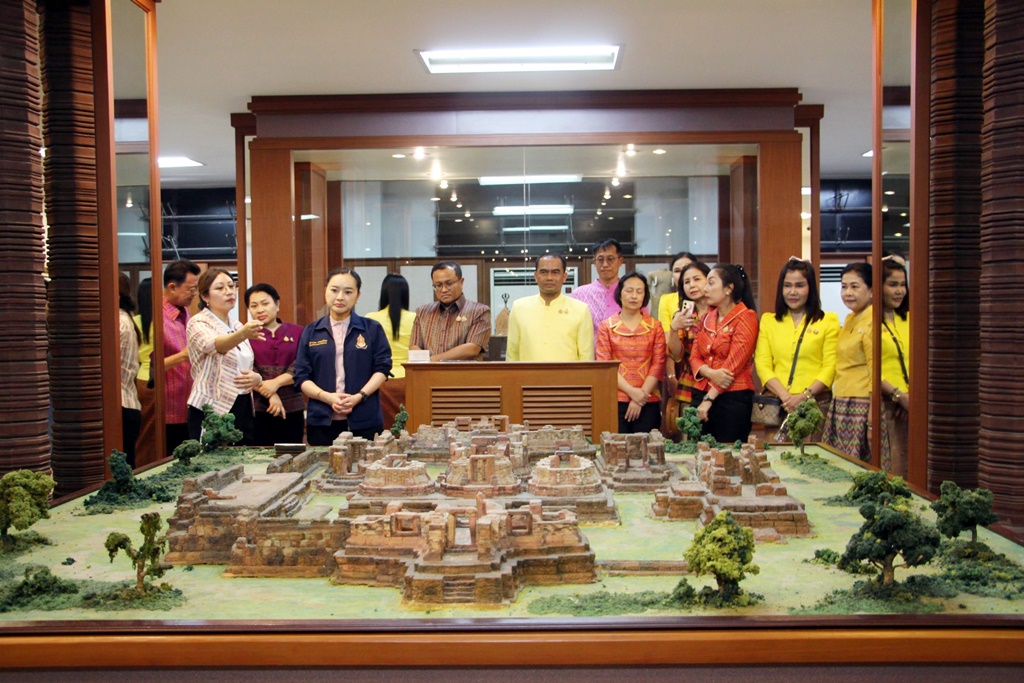 "รมว.วัฒนธรรม" เยือนร้อยเอ็ด ชมพิพิธภัณฑสถานแห่งชาติร้อยเอ็ด สืบสานประวัติศาสตร์อีสาน
