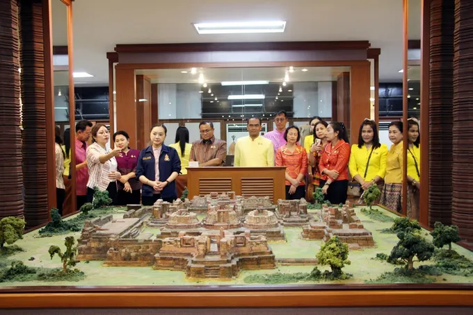 "รมว.วัฒนธรรม" เยือนร้อยเอ็ด ชมพิพิธภัณฑสถานแห่งชาติร้อยเอ็ด สืบสานประวัติศาสตร์อีสาน