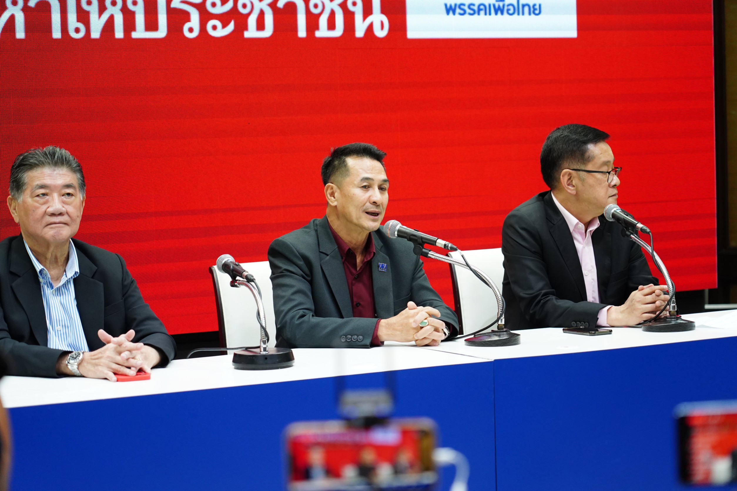 "ชลน่าน" เผย "พปชร." ยันไม่ร่วมงาน ถ้ายังมีแก้ไขม.112 ปัดคุยเรื่องตำแหน่ง นัด "8พรรคร่วม" ถก25ก.ค.ก่อนโหวตนายกฯรอบสาม ต้องมั่นใจได้ 375เสียง