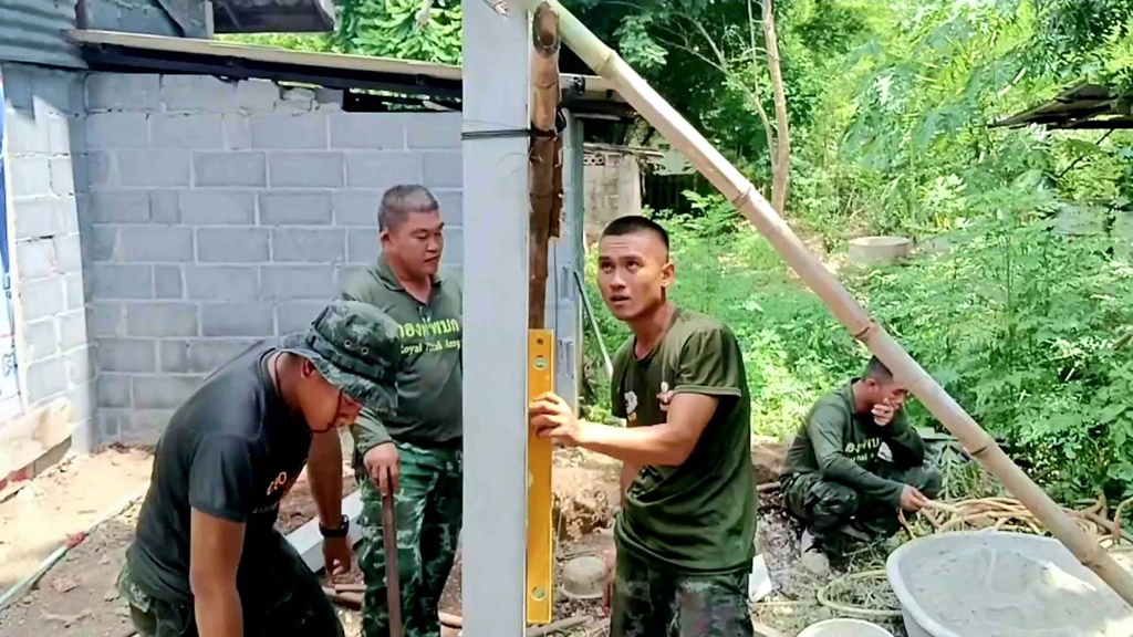 ศูนย์สงครามพิเศษ ซ่อมแซมบ้านผู้ยากไร้ เฉลิมพระเกียรติฯ