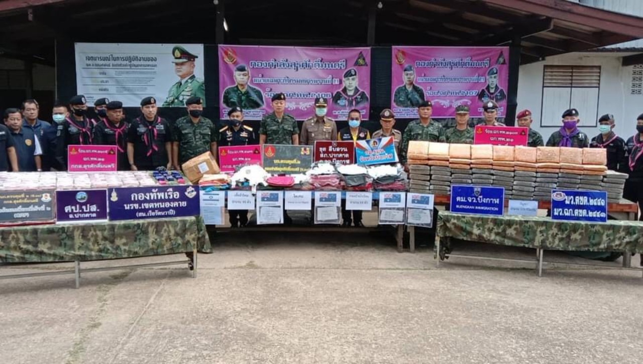 ผบ.กกล.สุรศักดิ์มนตรี พร้อม ผบ.ฉก.ทพ.22 นำหน่วยงานที่เกี่ยวข้อง แถลงข่าวตรวจยึดโคเคน 12.160 กก. และ ยึดกัญชา 570 กก. มูลค่า 127 ล้านบาท