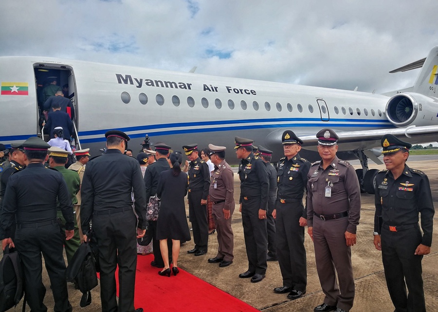 ตร.ภาค4ร่วมส่งผู้บัญชาการทหารสูงสุดประเทศเมียนมาและคณะ  หลังบินมาร่วมประชุมคณะกรรมการระดับสูงไทย-เมียนมาที่ขอนแก่น