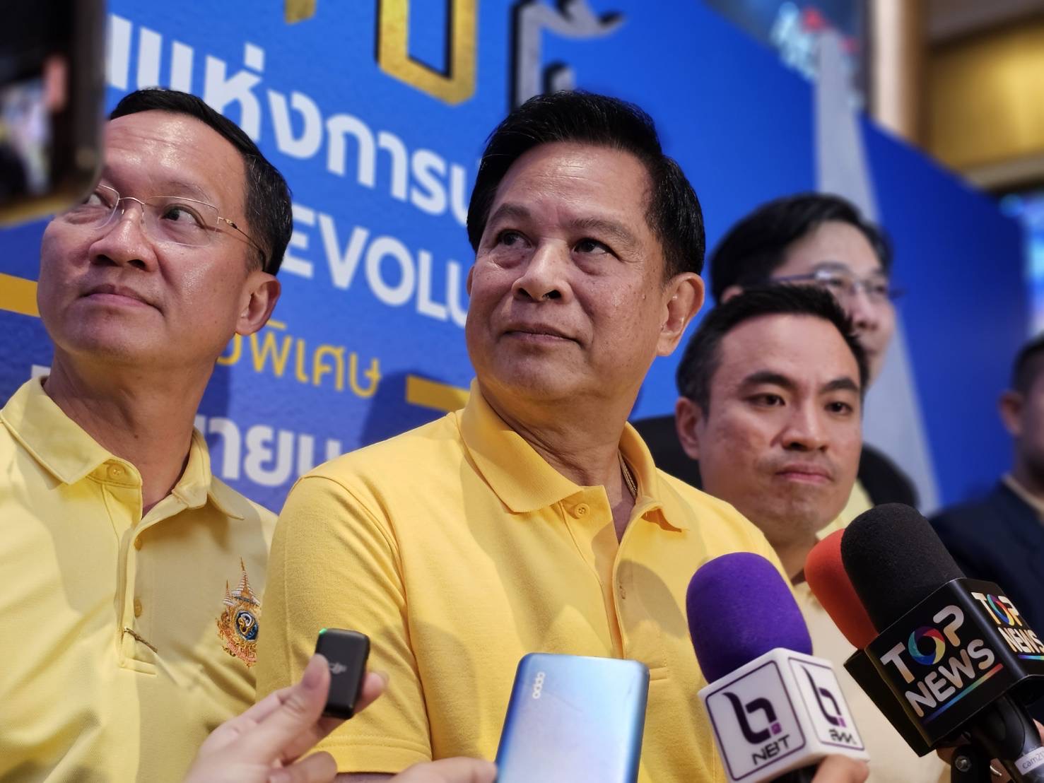 “พีระพันธุ์” บอก “ม็อบรถบรรทุก” รอกฎหมายช่วยราคาพลังงานใกล้เสร็จแล้ว ลั่นราคาน้ำมันลดลงแน่