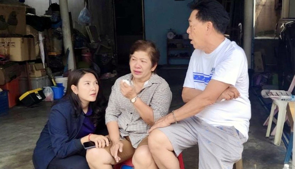 "ตั๊ก อัยรินทร์" ลงพื้นที่คูคตช่วยเหยื่อไฟไหม้ซอยวิเชียร จี้ประสานงบเยียวยา 20 ครัวเรือน