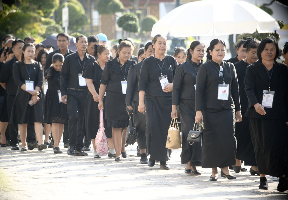พสกนิกรทั่วสารทิศ น้อมถวายความอาลัย กราบถวายบังคมพระบรมศพ "พระพันปีหลวง" เปิดให้เข้ากราบครบ 4 รอบตามปกติตั้งแต่ 26 พ.ย.