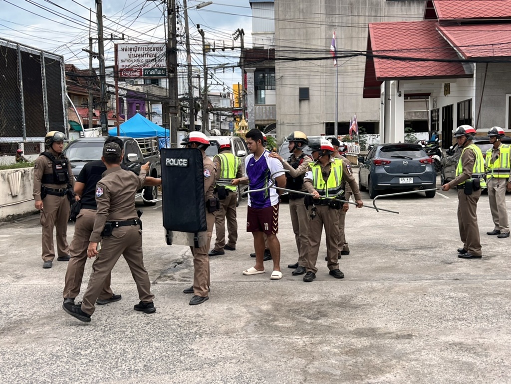 ตำรวจเกาะสมุย ซ้อมแผนเผชิญเหตุควบคุมตัวคนวิกลจริตพกอาวุธมีดในที่สาธารณะ 