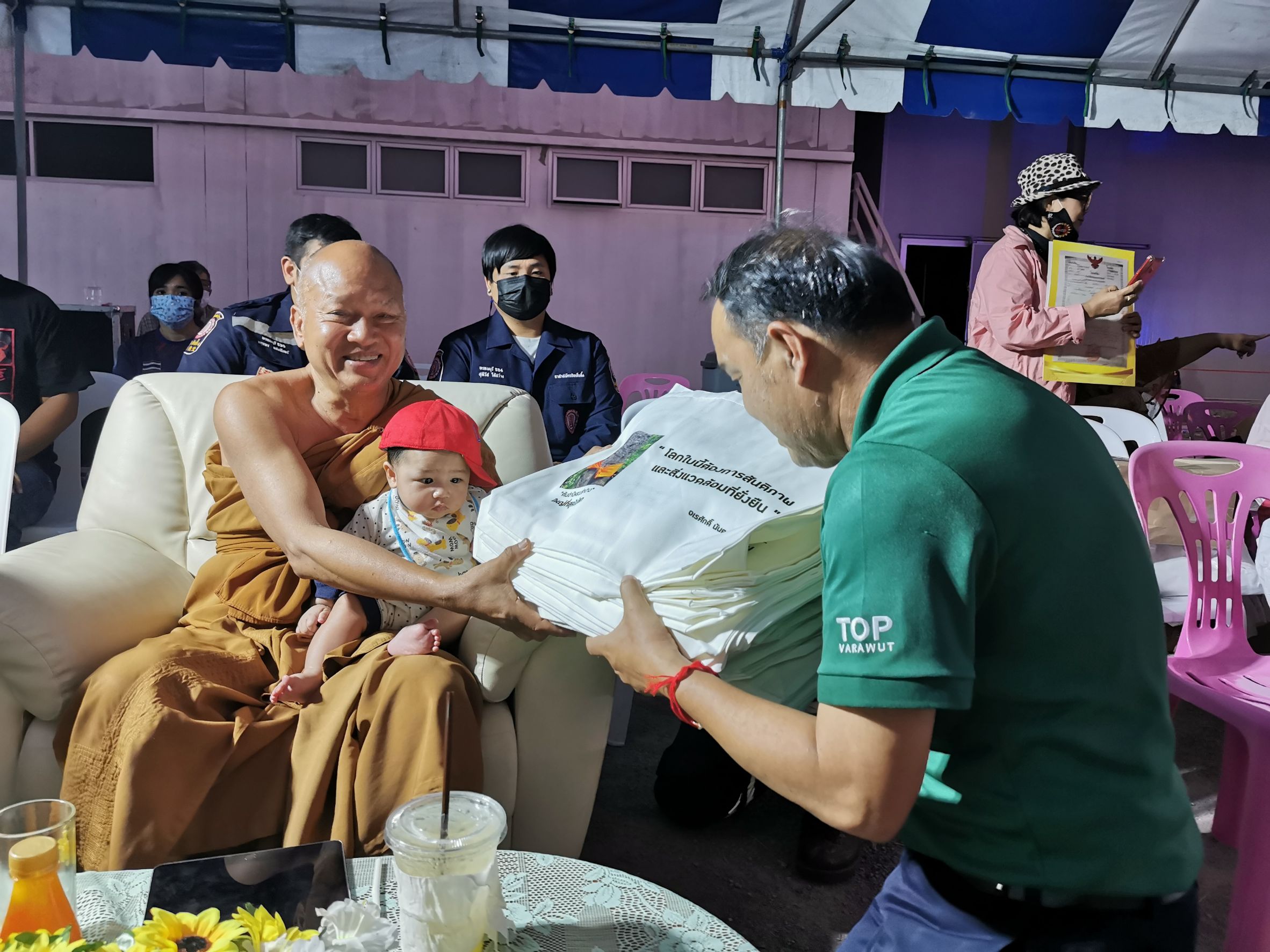 ทส. ถวายถุงผ้าให้ 'วัดพระบาทน้ำพุ ลพบุรี' รณรงค์ใช้แทนถุงพลาสติก