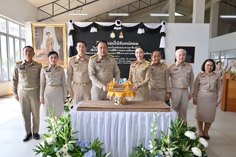 วธ.รับมอบไม้จันทน์หอมจัดสร้างพระโกศจันทน์“พระบรมราชชนนีพันปีหลวง”