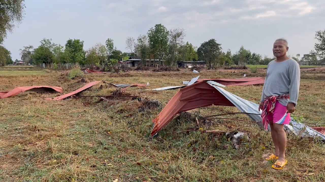 พายุฝนหลงฤดูพัดถล่ม​  ยกหลังคาบ้านลอยไกลกว่า 200 เมตร หลายพื้นที่ไฟฟ้าดับนานหลายชั่วโมง