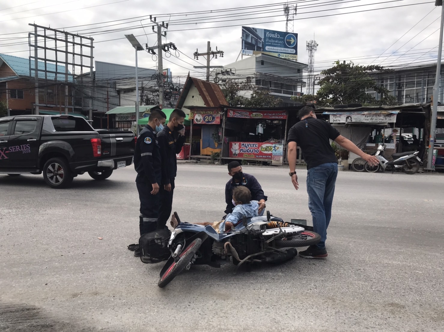 ชื่นชมทหารเรือน้ำใจงาม ลงช่วยเหลือผู้บาดเจ็บอุบัติเหตุ ขณะเดินทางไปปฎิบัติหน้าที่