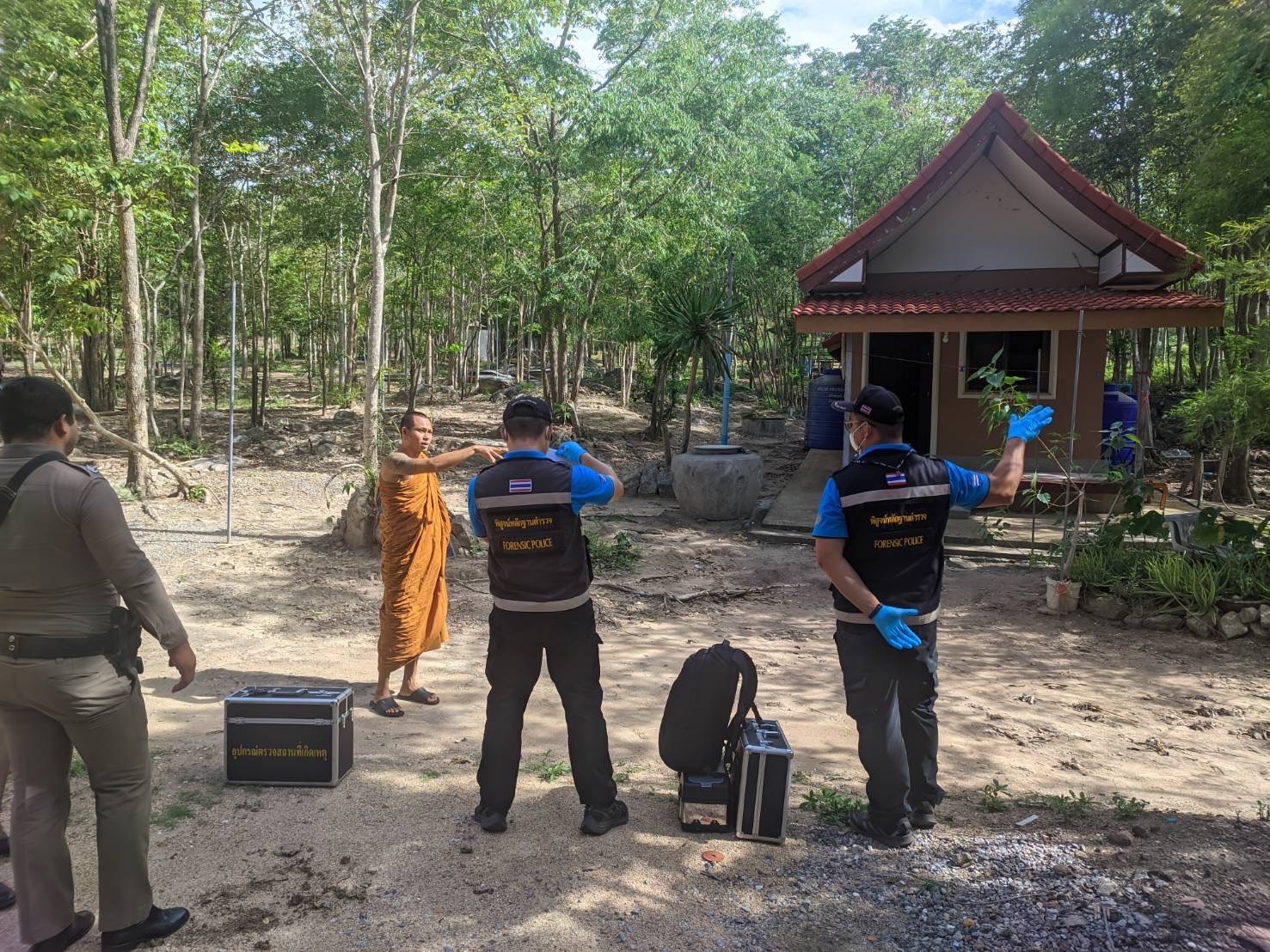 โจรใจบาป ย่องยกเค้ากุฎิพระ ห้องพักญาติโยมมาทำบุญ พระถึงกุมขมับขโมยทุกอย่าง ทั้งเงินสด โทรมือถือ กระเป๋าแบรนด์เนม ยันแท็บเล็ต