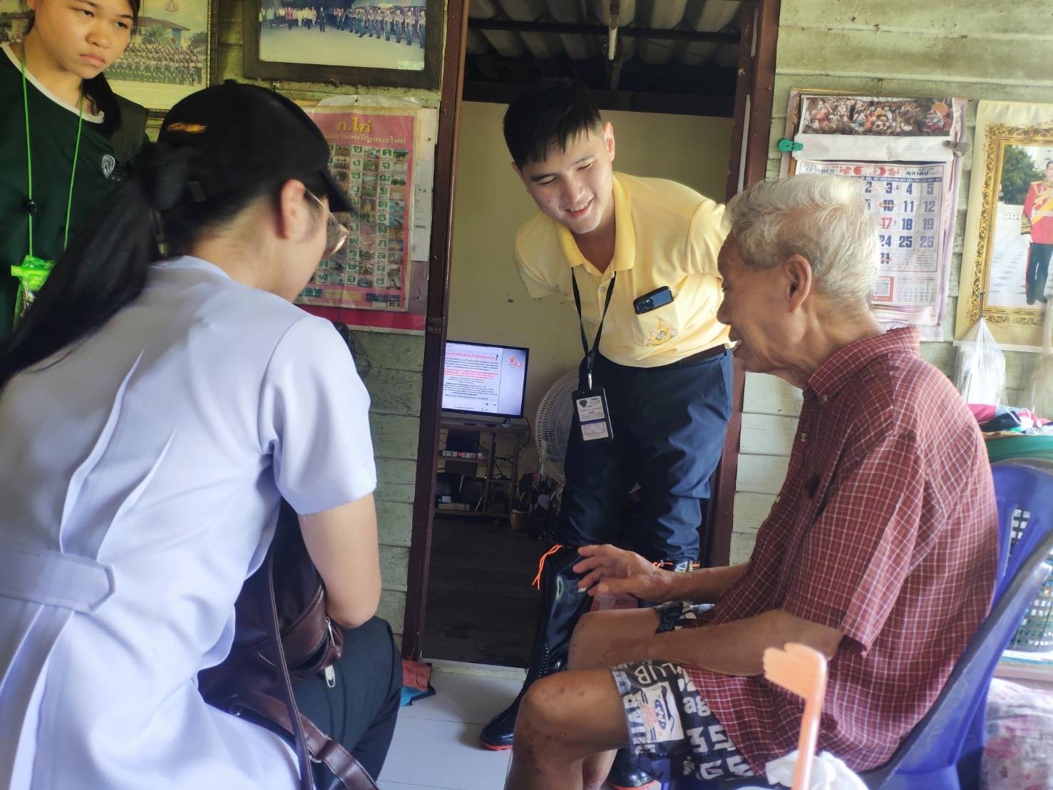  ‘ผบ.ทบ.’ สั่งเสริมกำลังหน่วยแพทย์ นร.แพทย์-นร.พยาบาลทหารผนึกกำลัง ทำหน้าที่ จัดชุด“หมอทหารเดินเท้า“ เขาดูแลประชาชนที่ถึงบ้าน