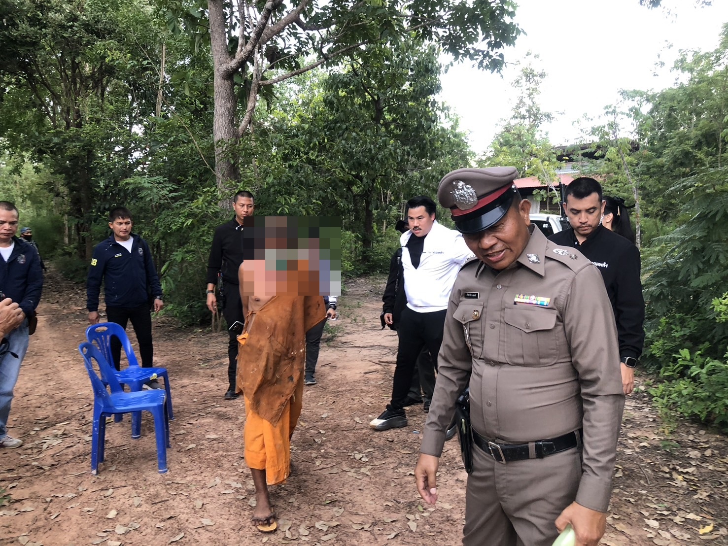 'กัน จอมพลัง'ร่วมกับตำรวจปกครองลุยช่วยหนุ่มกาฬสินธุ์ถูกพระสำนักสงฆ์ถือปืนบุกบ้านขู่ยิง