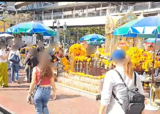 ไม่ทนแล้ว!! “แม่ค้า” โต้ปม ชุดไหว้ศาลพระพรหม หลักหมื่น! ลั่นไม่เคยเอาเปรียบ-โชว์แคตตาล็อกดอกไม้และชุดบูชาทุกครั้ง 