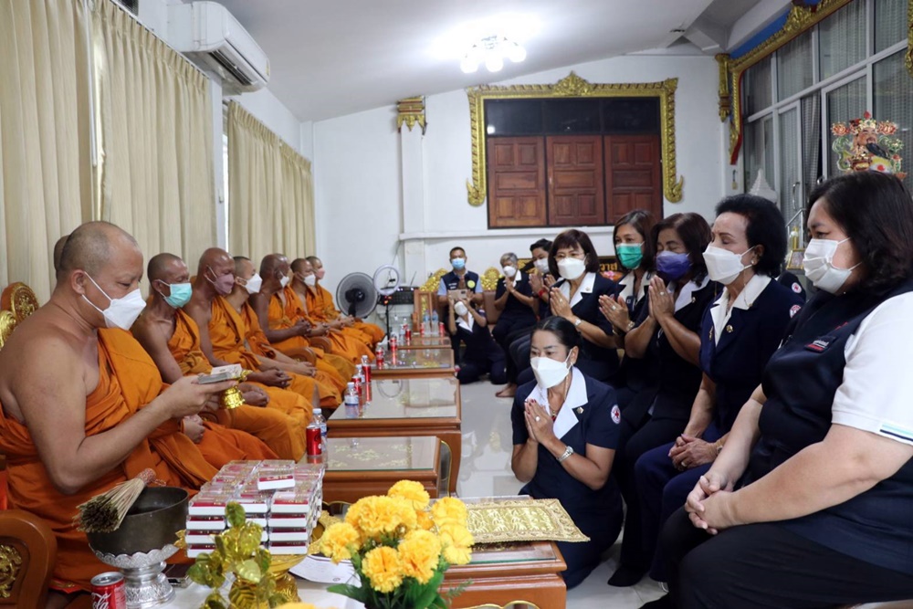 กิ่งกาชาดอำเภอศรีราชา ร่วมกับกลุ่มสตรี บริจาคเงิน สร้างกุฏิพระหลังใหม่ หลังถูกไฟวอด 