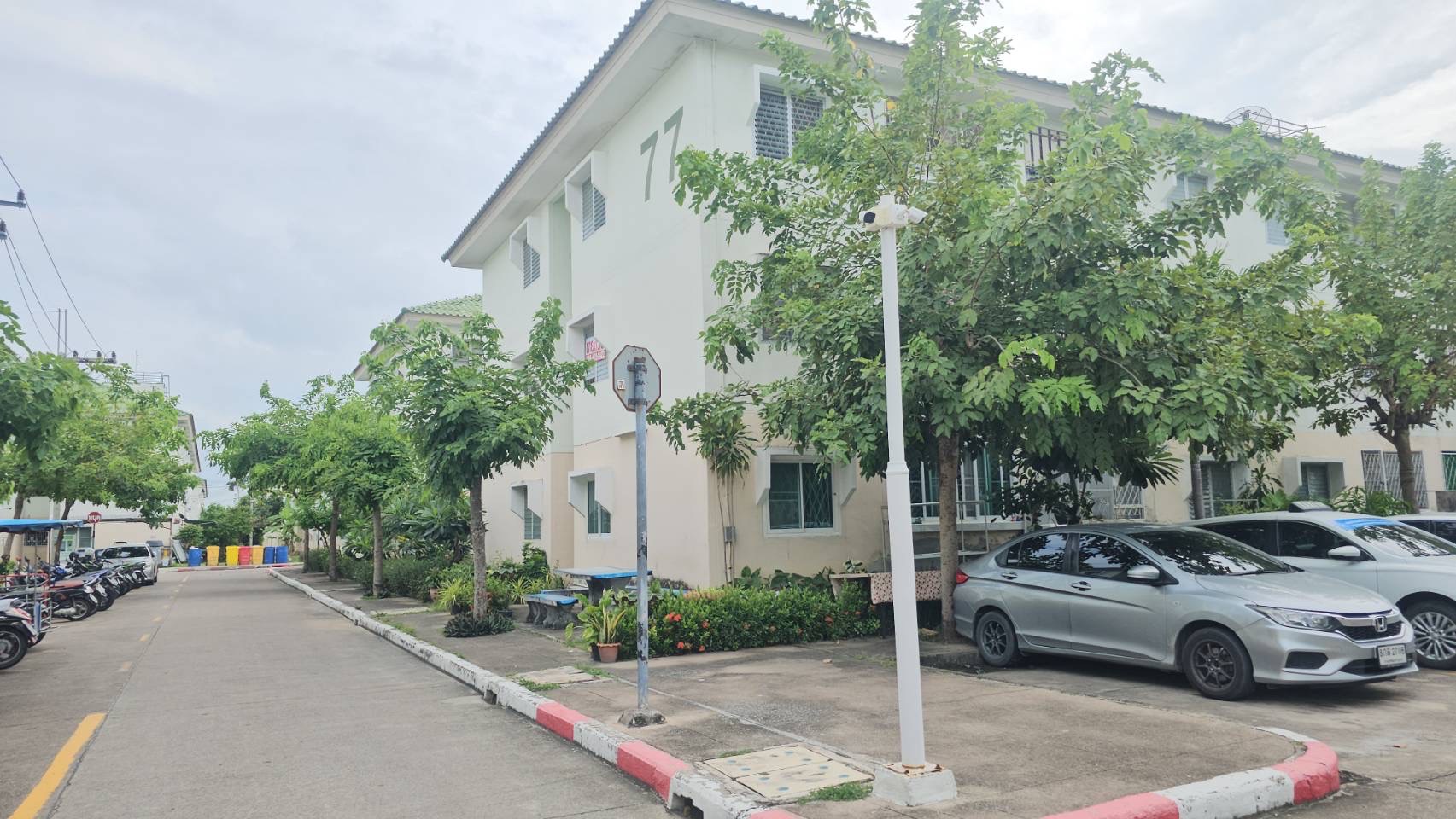 ตำรวจเร่งไล่กล้องวงจรปิดตามหาคนร้ายคดีฆาตกรรมภายใน โครงการเคหะบ้านเอื้ออาทรด้านพ่อยังติดใจเชื่อลูกชายถูกฆาตกรรม