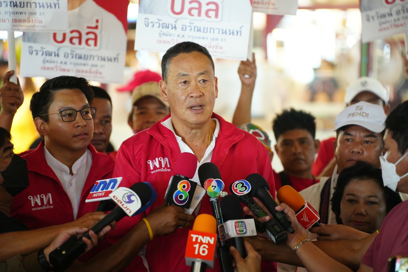 "เศรษฐา" นำทีมกทม.ลุย 3 ตลาดเช้า หนองแขม-บางแค-ธนบุรี ไม่ตอบโต้ "บิ๊กตู่" เตือนแลนด์สไลด์ออกนอกเลนส์